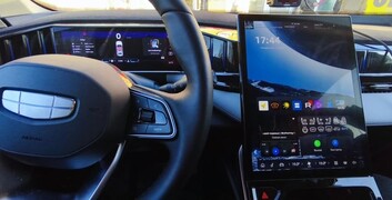 Установка голосового, навигации и приложений на Geely Atlas New в Челябинске